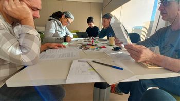 Participants treballant en un taller